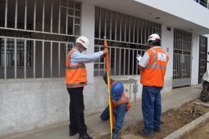 RIESGO ELÉCTRICO: RESPETA LAS DISTANCIAS MÍNIMAS DE SEGURIDAD AL COLOCAR LAS BANDERAS EN FIESTAS PATRIAS