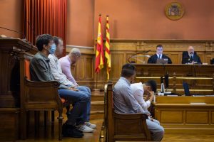 Los cinco miembros de la Manada de Castelldefels asumen su culpa y acuerdan penas de hasta ocho años y medio | Sociedad