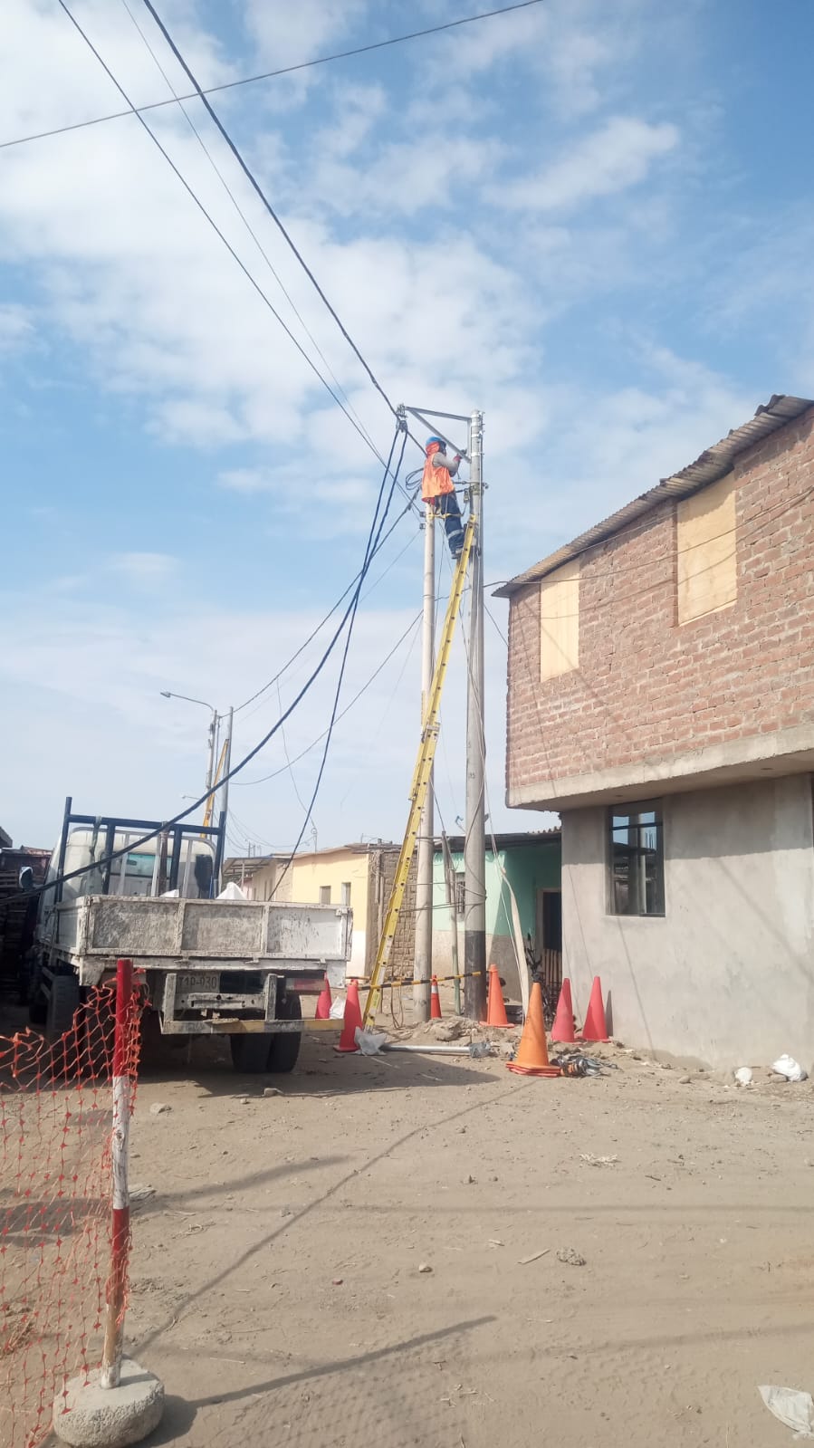 EJECUCIÓN DE MODERNA OBRA DE ELECTRIFICACIÓN EN SAN PEDRO DE LLOC EN UN 57 % DE AVANCE