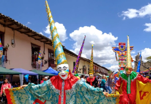 El carnaval empieza en casa: vecinos de Cajamarca se unen para pintar y recibir a los visitantes