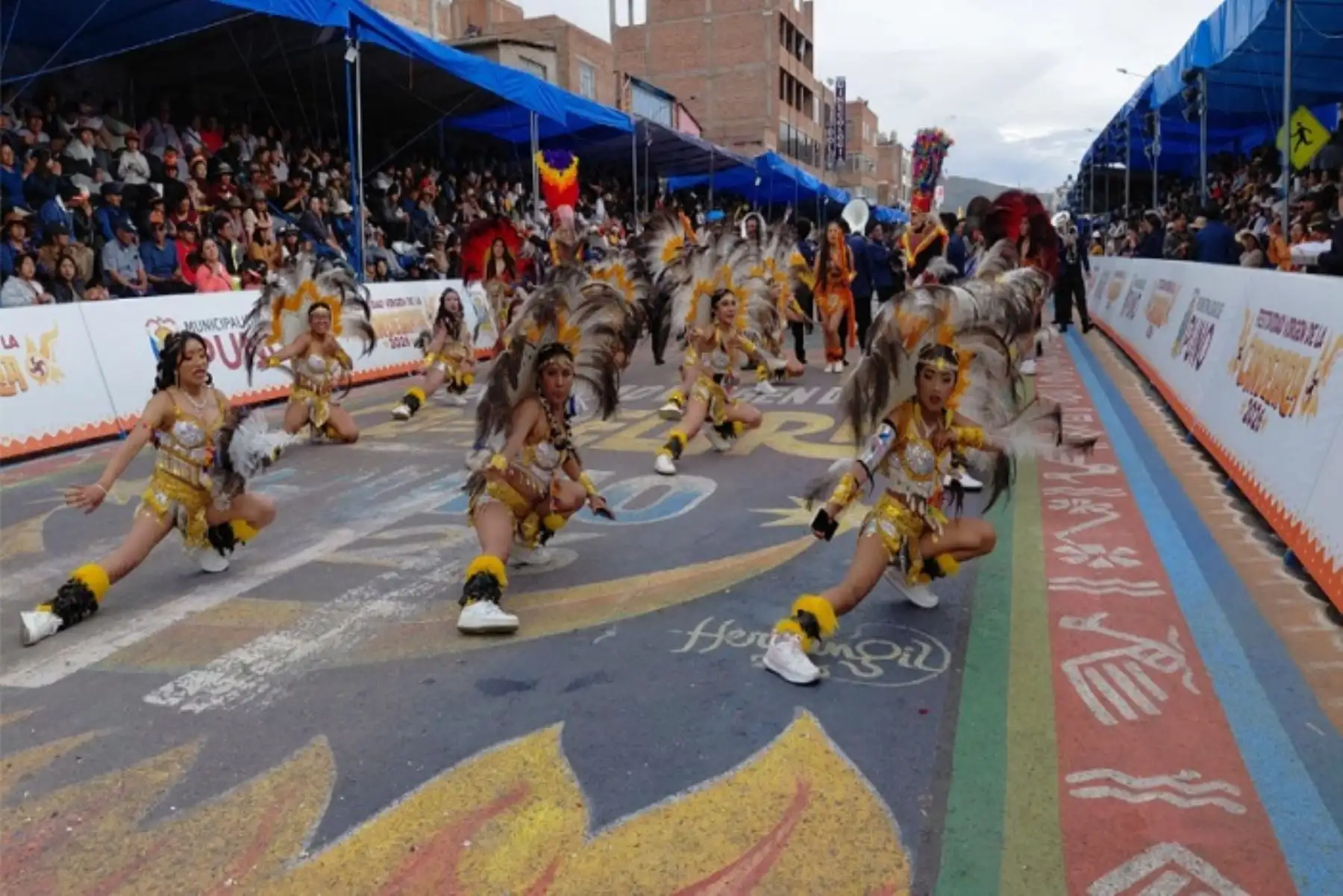 Puno baila al ritmo de la Candelaria: segundo día de parada y veneración lleno de colorTuristas nacionales y extranjeros disfrutan con el arte de los conjuntos folclóricos desfilando por las calles