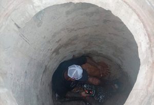 Hombre y su perro caen en buzón sin tapa en Huanchaco